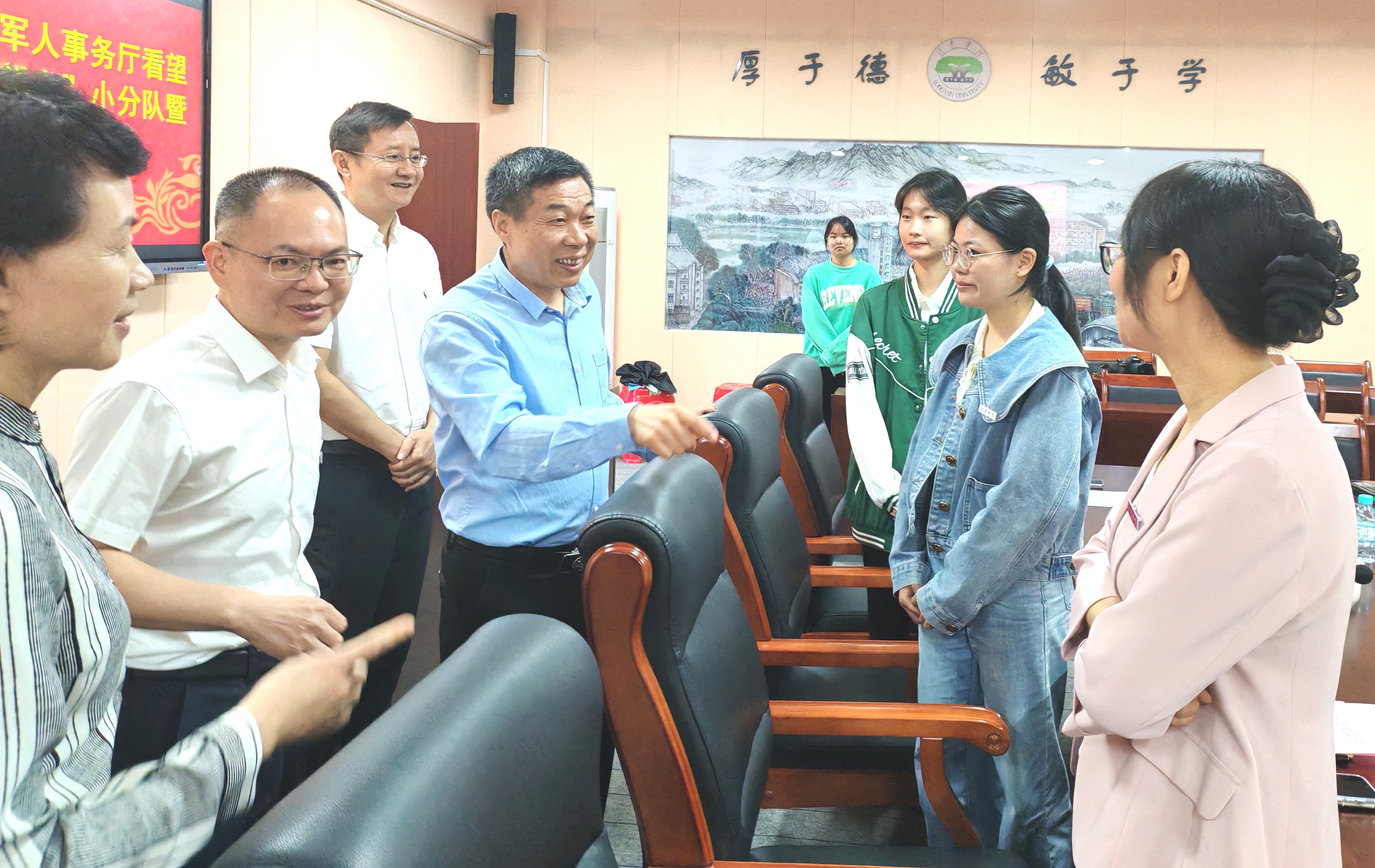 省退役军人事务厅领导与龙岩学院“丰碑的守望者”小分队座谈